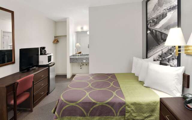 Super 8 by Wyndham Kamloops East