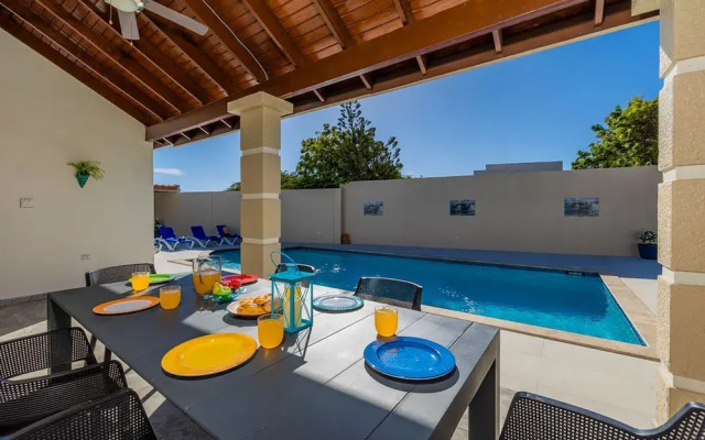 Spacious Renovated House Prvt Pool 5 min to Bch