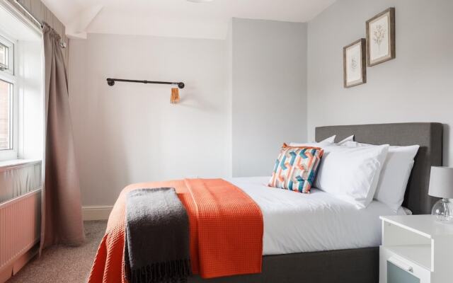 Two-bed House Sleeps 5 With Large Garden & Parking