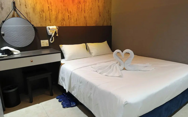 Japan Luna Hotel Binh Duong -BAYLUXURY