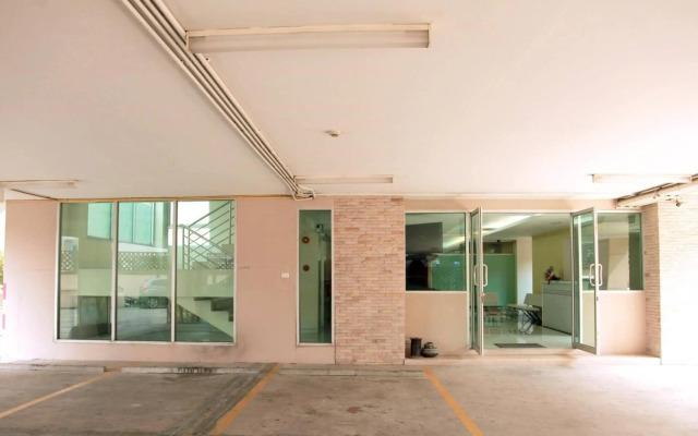 OYO 274 Meesook Residence