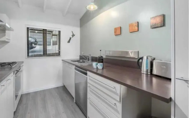 Fantastic Views, Close to Town 2 Bedroom Apartment