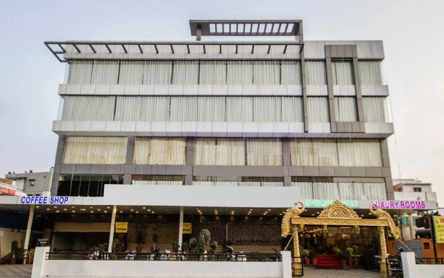 Sree Chandana Hotel by OYO Rooms