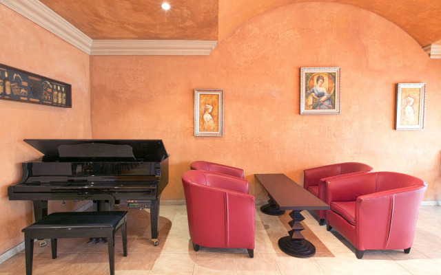 Victoria Crown Plaza Hotel