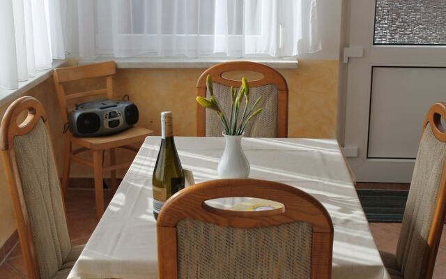 Spacious Bungalow near Sea in Grundshagen