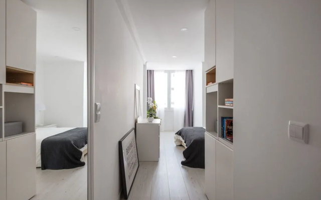 Light-Filled Apt, w/ Free Pick-Up By TimeCooler