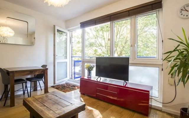 Recently Renovated 2BR Flat in South East London