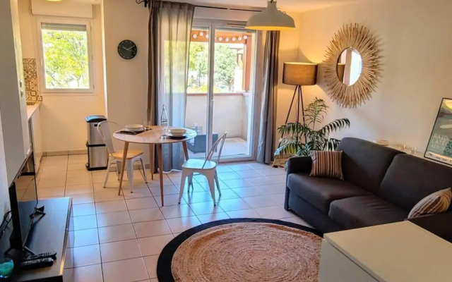 T2 jardinet avec piscine, parking et tennis