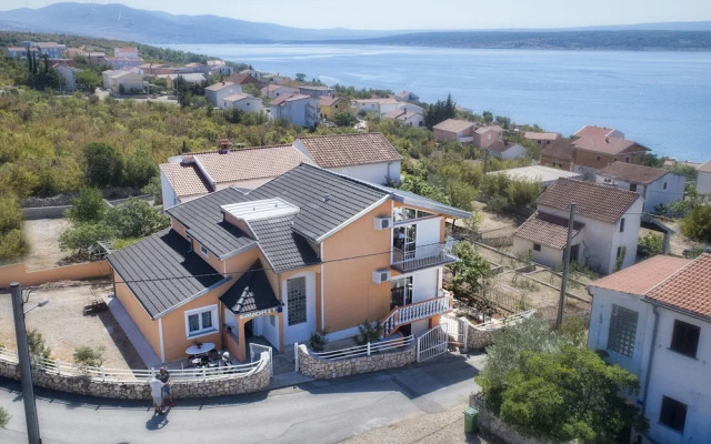 Beautiful Holiday Home in Maslenica Near Beach"