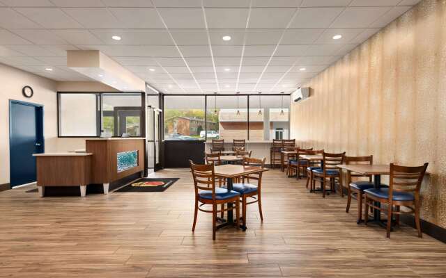 Super 8 by Wyndham Liverpool/Syracuse North Airport