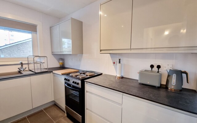 Airy Home with Free Parking in Glasgow