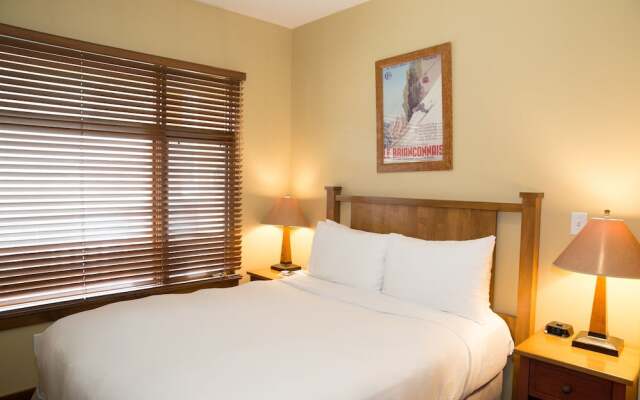 Updated 2 Bedroom -Fireplace & Balcony by RedAwning