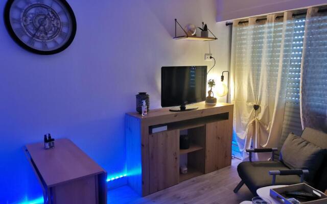Studio confortable, face mer, proches commerces