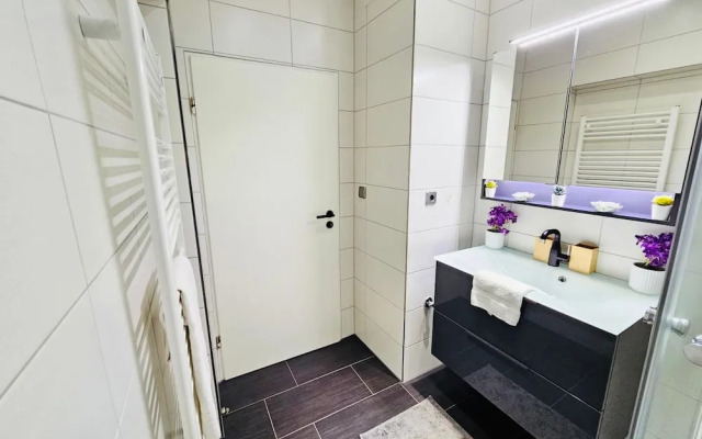 Chic Urban Stay 2BR with parking