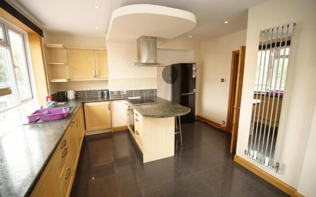 Town Centre Apartment Sleeps 9