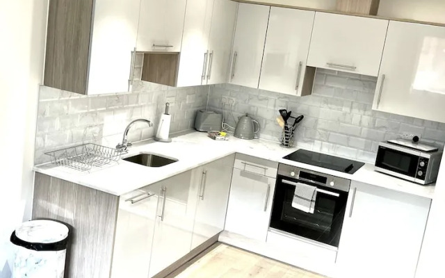 Luxurious MK City Apartment- Walk to Train Station