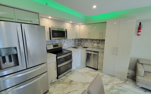 Alexander 521 3 Bedroom Apts by RedAwning