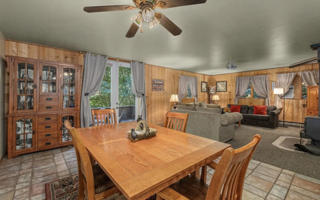 Bear Paw 2 Bedroom Home by NW Comfy Cabins by RedAwning