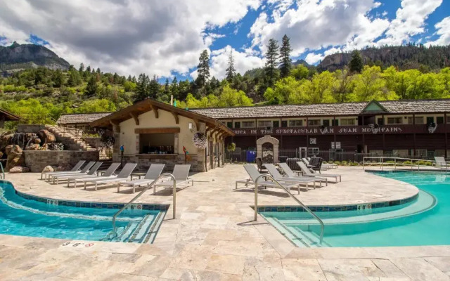 Twin Peaks Lodge & Hot Springs