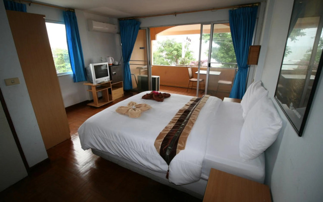 Beachfront Hotel Cha Am
