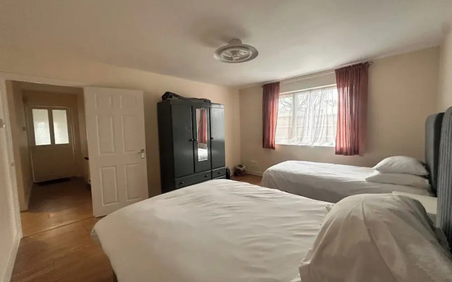 2 Bedroom Apartment-sleeps 6-parking-wifi