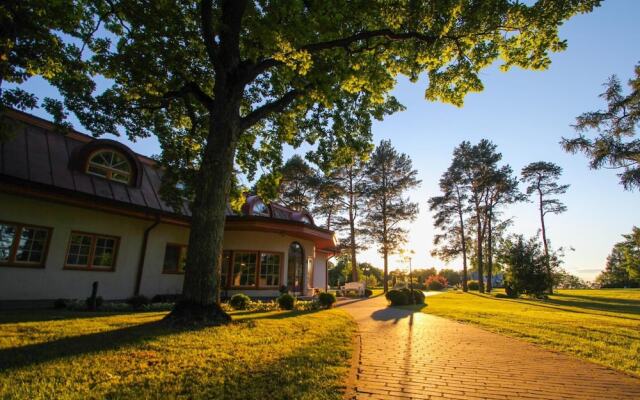 Saka Manor