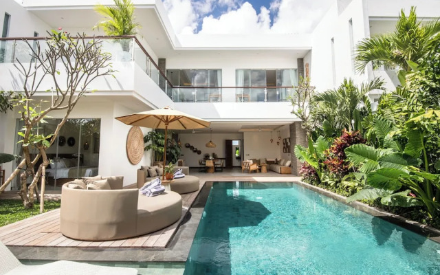 Coastal Elegance: 4BR Villa, 400m to Finns,