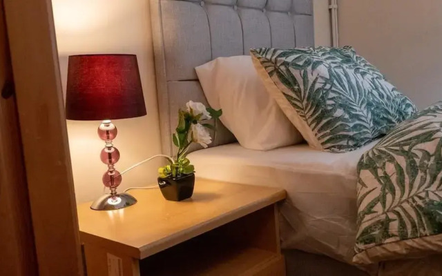 5 Bedroom Guesthouse in Quiet Cul-de-sac location.