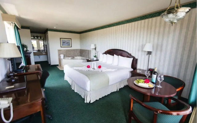 Emerald Dolphin Inn & Mini Golf