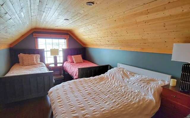 Tranquil Waters Inn - The Deer Lake Loft