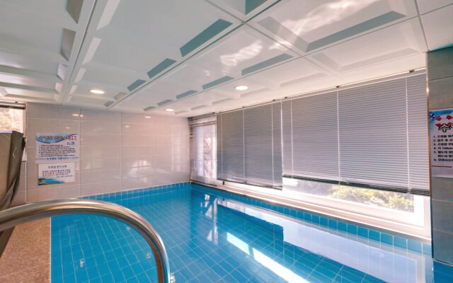 Geoje Mr. Jun Pool Villa