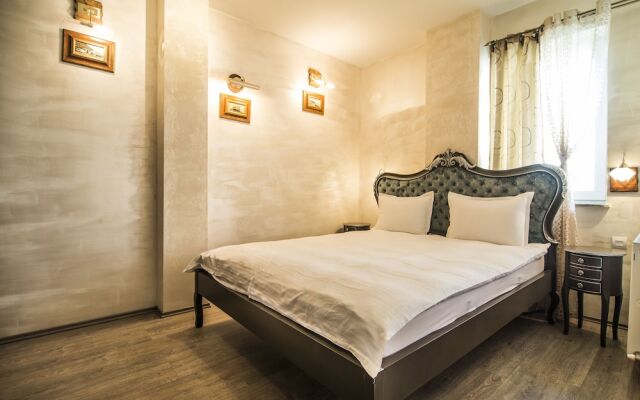 Red Hotel Retro Apartment
