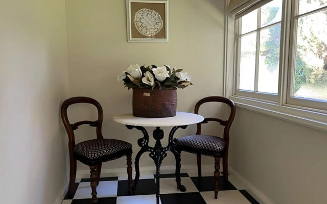 Robin Hill Manor - rambling retreat & tennis court