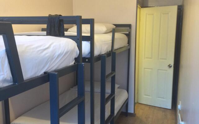 Heroes Hotel - Hostel