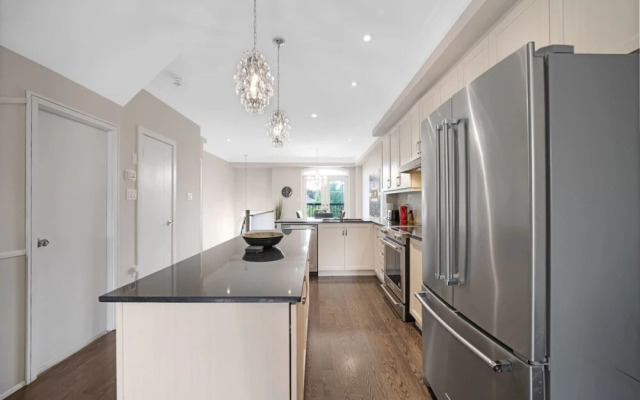 Family-friendly 3BR Mississauga Home w Parking