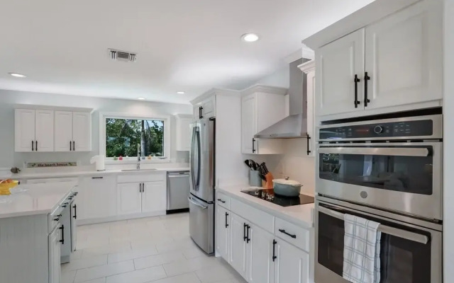 Veselka 4 Bedroom Home by Redawning