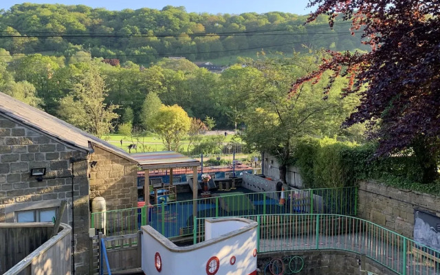 Hebden Bridge - House - Sleeps 8 - Pet Friendly