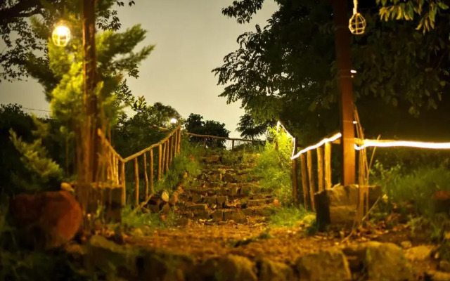 Monkey Mud Hostel And Camps