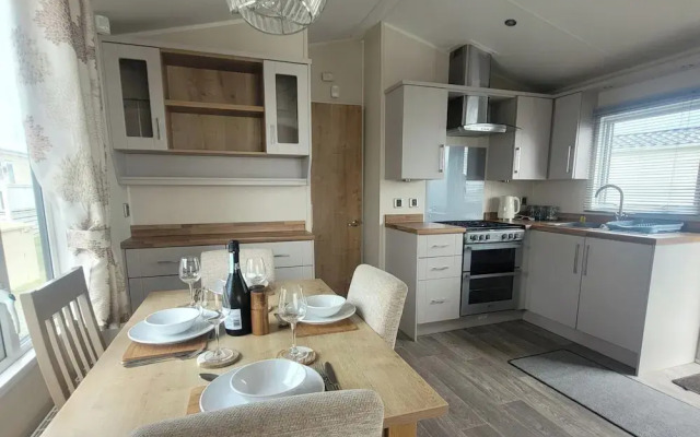 Beachside Holiday Retreat - Sleeps 6 & Parking