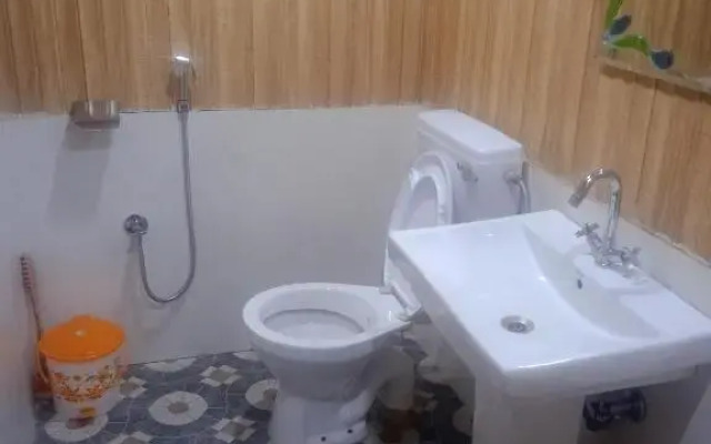 Mughal E Azam Houseboats