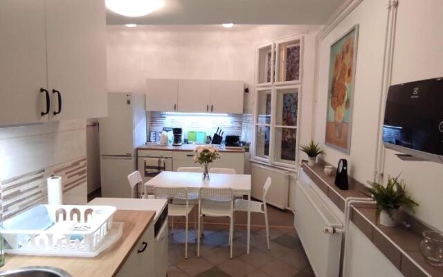 FSQH UNDER Apartman