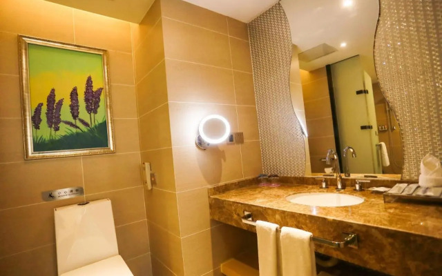 Lavande Hotel Leshan High Speed Railway Station
