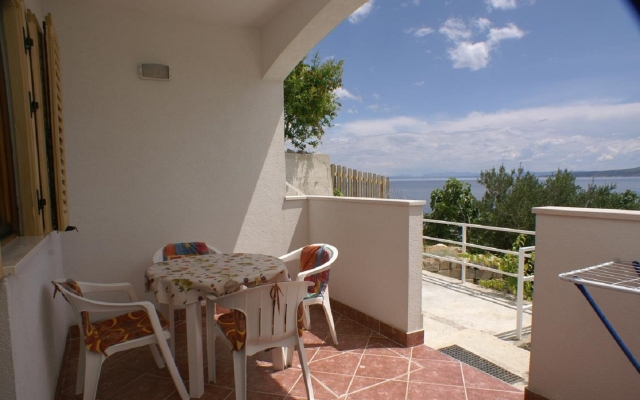 Apartment Niko - 50 m from pebble beach: A5 Prizemlje Pisak, Riviera Omis