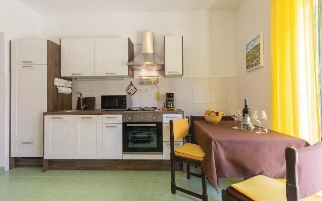 Garden apartment with terrace and grill