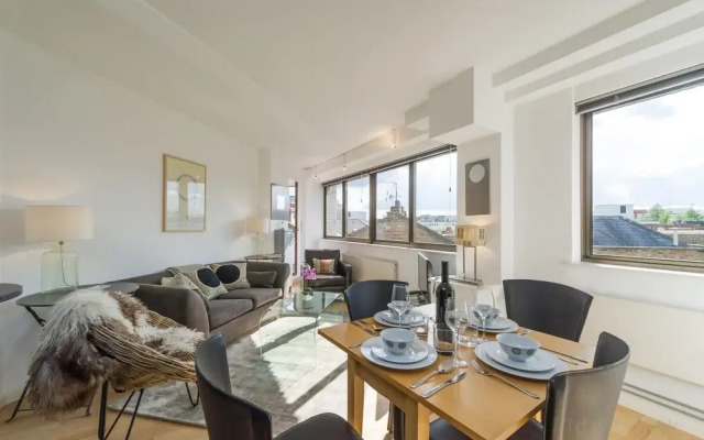 Apartment 8, County House, Central London