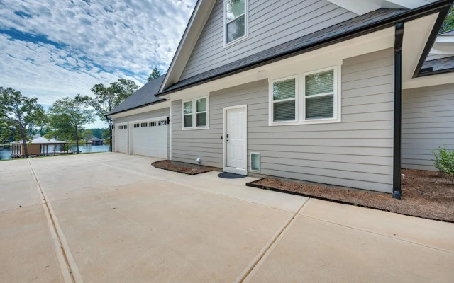 Spacious Lake Sinclair Vacation Rental w/ Dock!