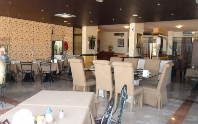 Holiday Suites Hotel And Beach