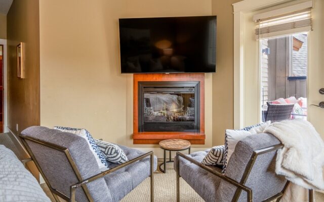 Luxury 3-Br Penthouse | INDOOR Pool & Hot Tub | Pool Table | 2 Decks + Mtn Views