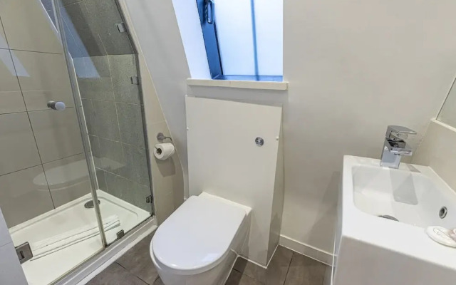 Stylish&Spacious 4br House W/Parking in Kensington