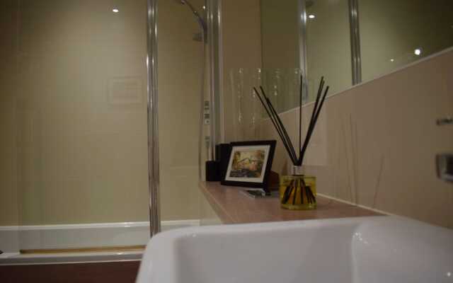 Modern 1 Bedroom Apartment With Balcony